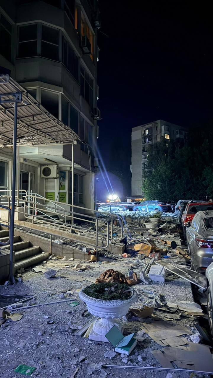 Пожежа в будівлі вночі