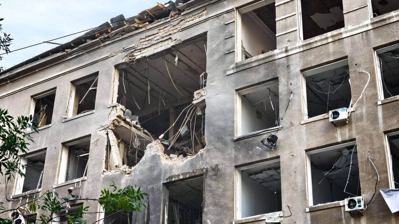 Зруйнований верхній поверх адміністративної будівлі після влучання