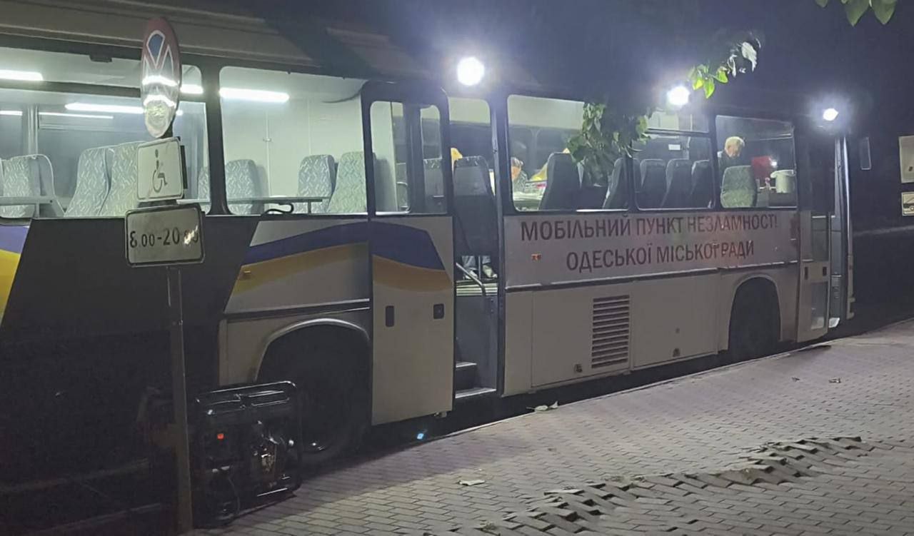 Мобільний пункт незламності Одеської міськради вночі