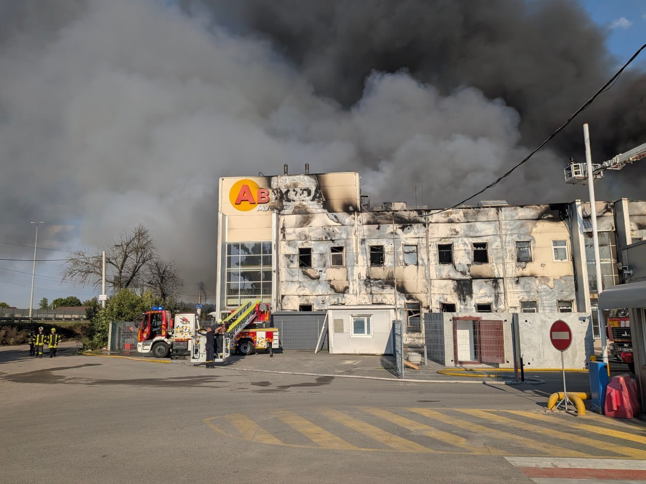 Пожежники гасять палаючу будівлю торгового центру