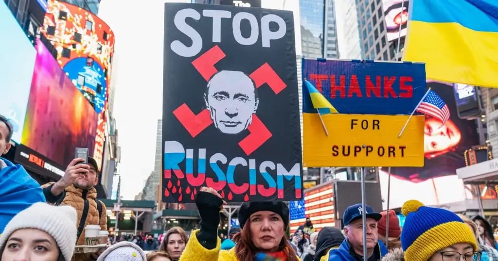 Мітинг на підтримку України з плакатами та прапорами