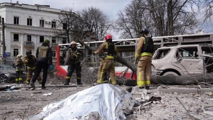 Рятувальники розбирають завали біля пошкоджених будівель