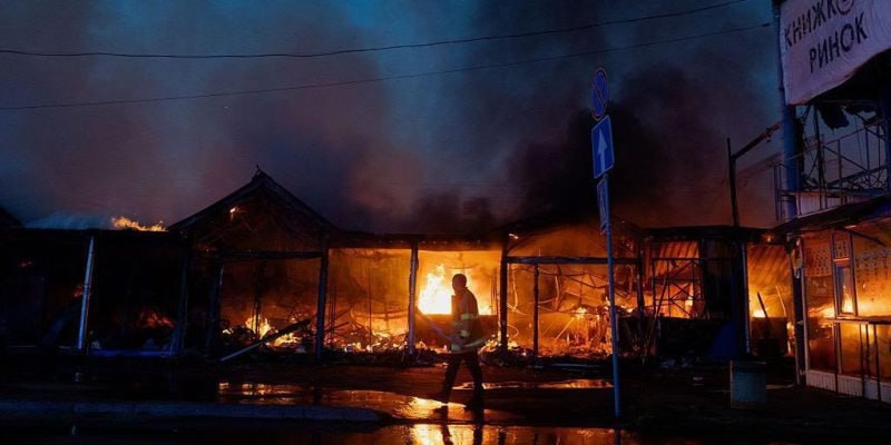 Пожежник на тлі палаючого ринку